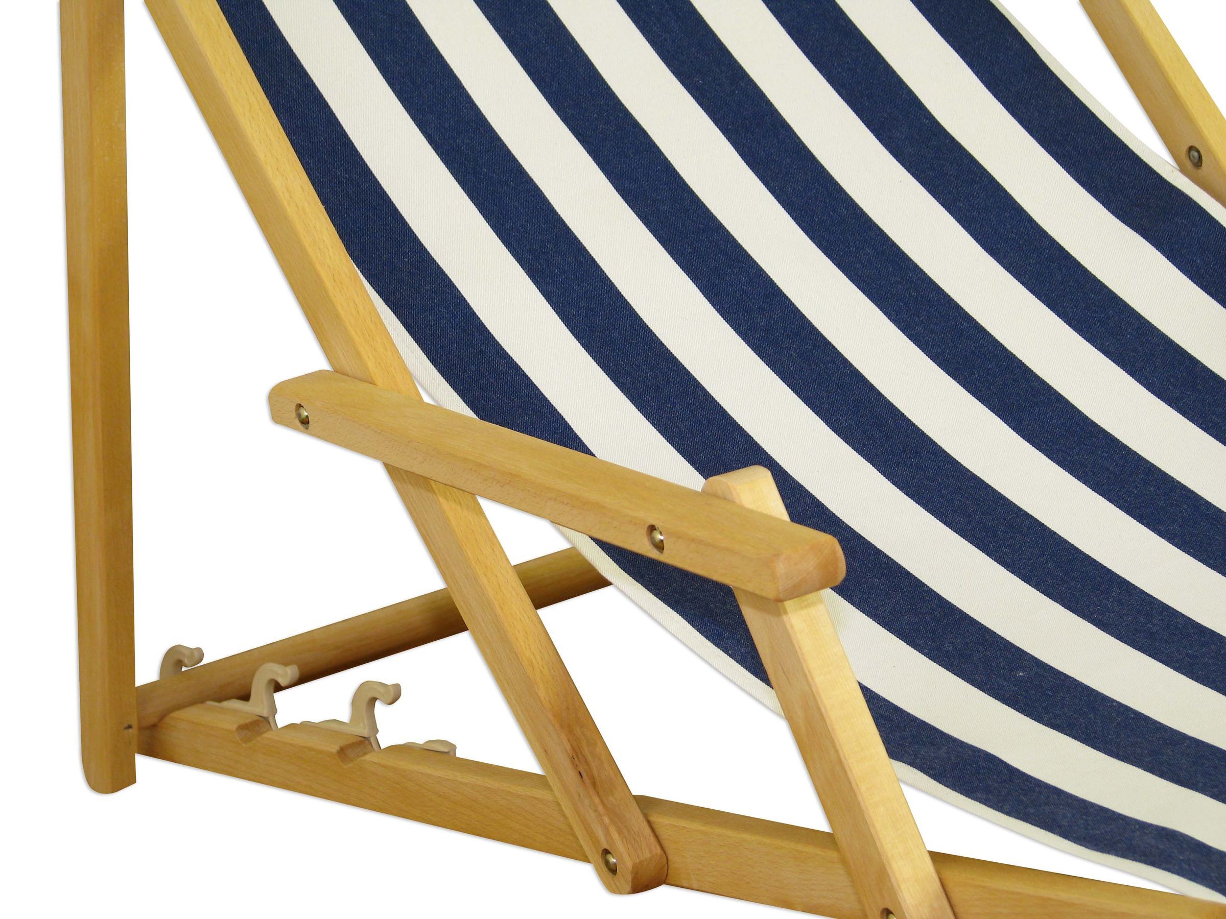 Strandliege mit Armlehne und blau-weißem Stoffbezug