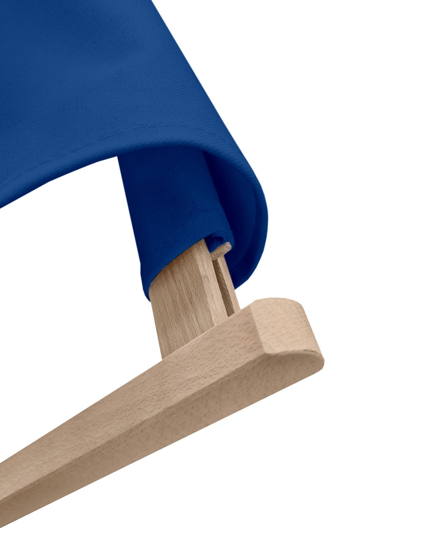 Detailbild des blauen Stoffs und Holzfarbe des Stuhls